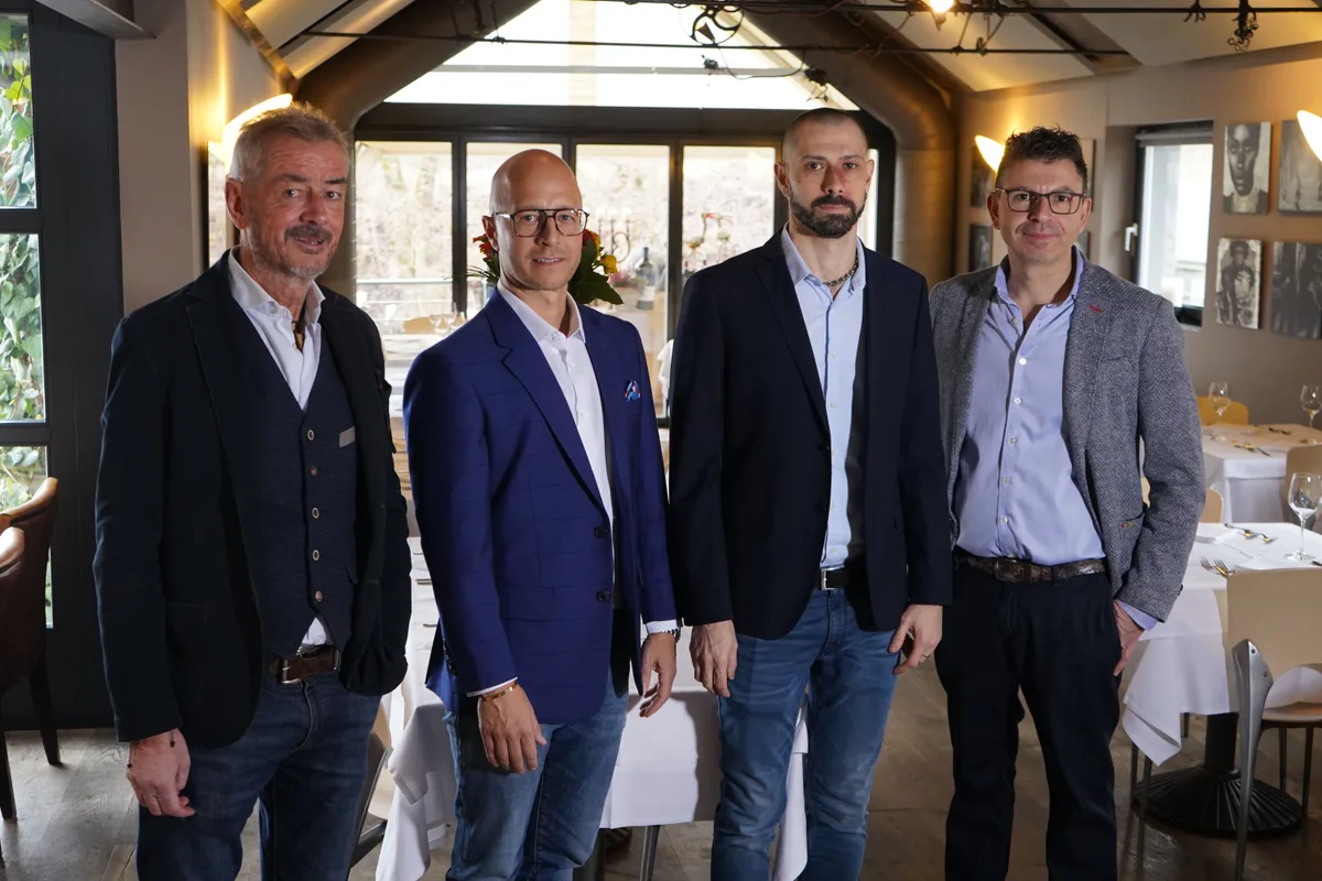 Neuer Eigentümer und neue Pächter im «QN» in Effretikon. Vier Männer stehen in einem Restaurant.